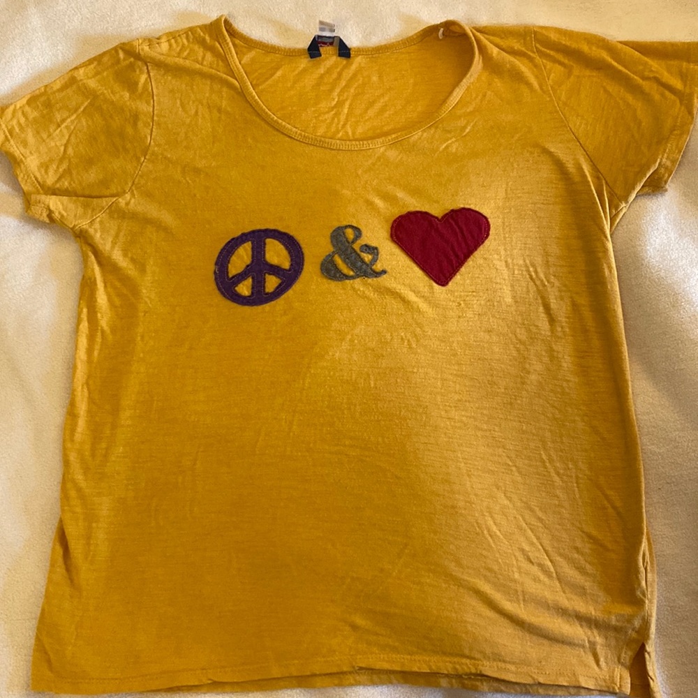 Embroidered decal ☮️ & 💙 T shirt